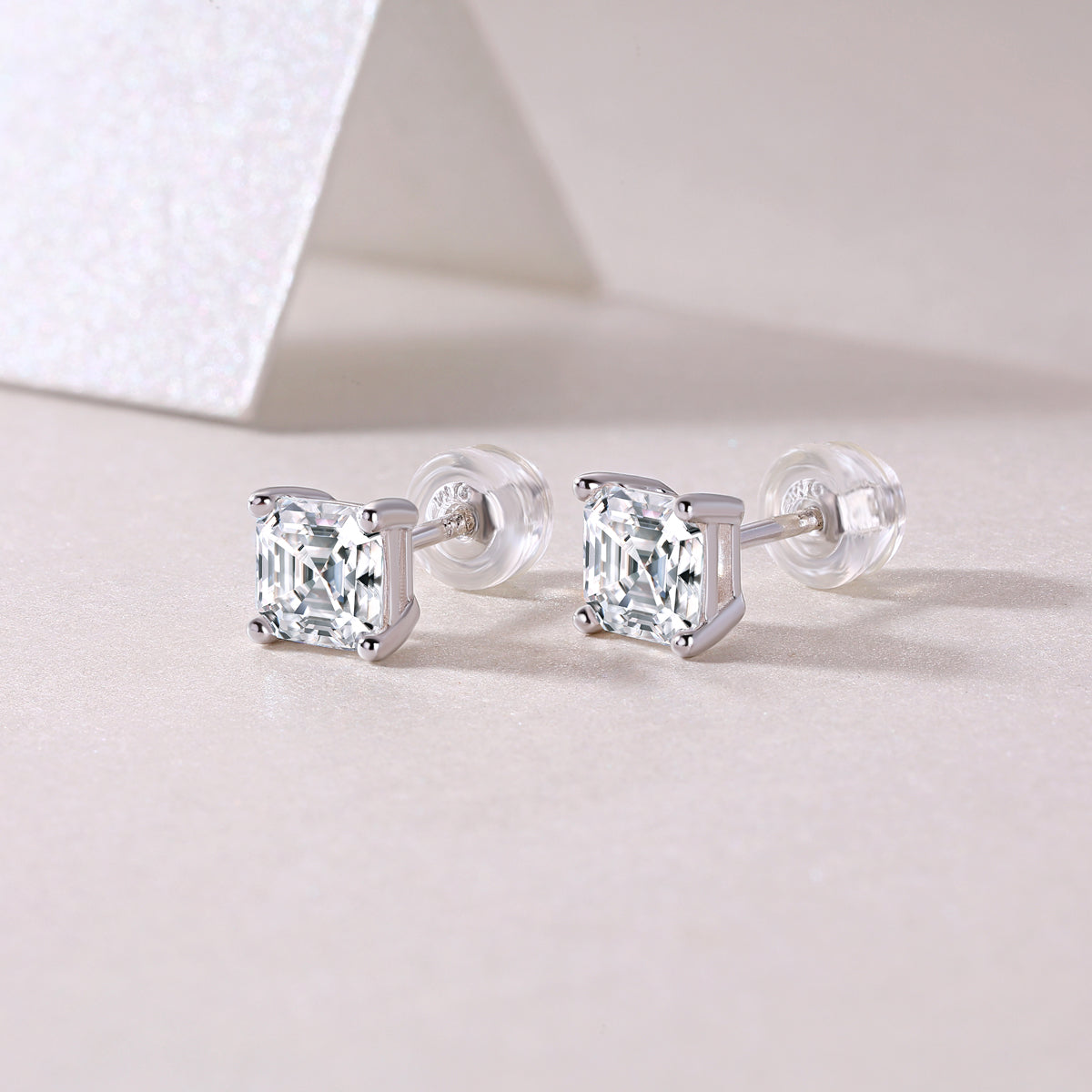 Unrestrained - A Fashionable & Luxurious Diamond Jewelry Piece Set